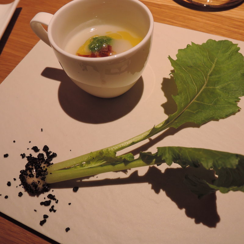 蕪だけで作ったスープ クロテッラジベッロと土から引き抜いた蕪とともに(バルバ・ビアンカ)