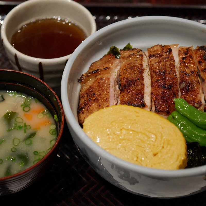 もも炭火焼き丼(串くら 本店 （くしくら）)