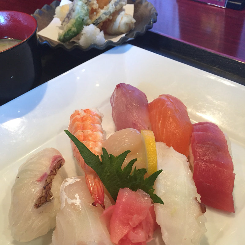 にぎり寿司定食(魚ダイニング光)