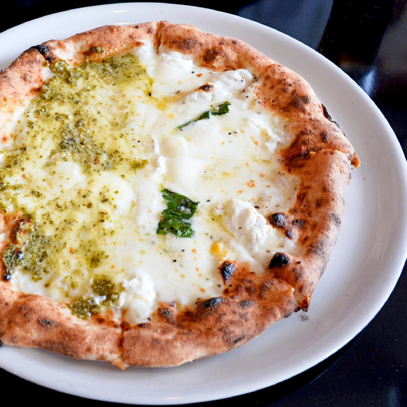 ジェノベーゼと、クアトロフォルマッジを ハーフ＆ハーフ(ピッツェリア アル チェントロ （PIZZERIA AL CENTRO）)