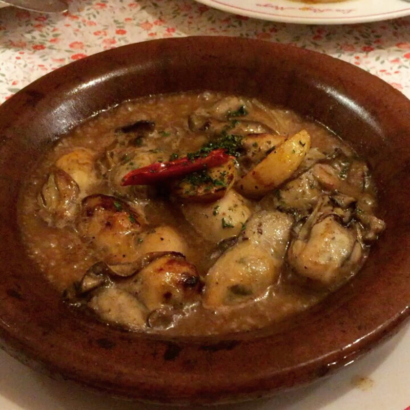 牡蠣の土鍋焼き(ロスレイエスマーゴス)