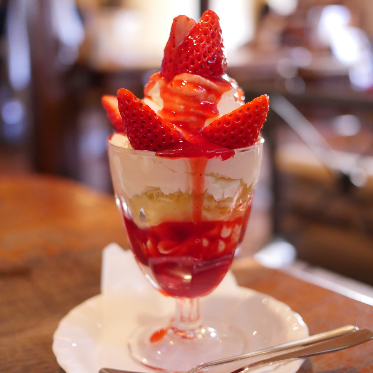 ②　いちごパフェ☆ Parfait contains a luxurious 13 strawberries 