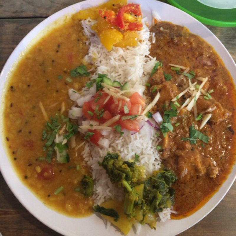 カシューナッツ入りアーンドラチキンカリーとベジタリアンターリーのあいがけ(ガネーシュ m 北浜店 （ガネーシュ エム）)