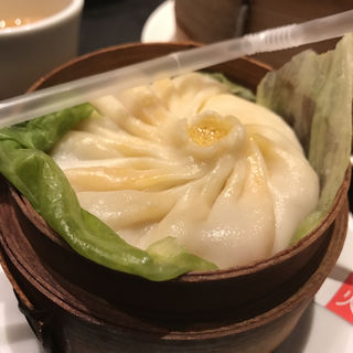 【期間限定】灌湯包(ガンタンパオ)　上海蟹みそ入り特大スープ小籠包(南翔饅頭店 六本木ヒルズ店)