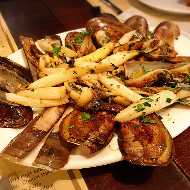 マテ貝とホワイトアスパラのガーリックソテー(ボガマリ・クチーナ・マリナーラ （Ｂogamari Cucina Marinara）)