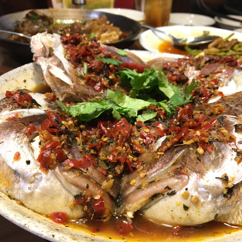 鯛のカマの唐辛子蒸し(李湘潭湘菜館)