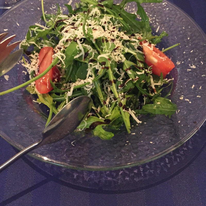 ルッコラとパルミジャーノチーズのサラダ バルサミコソース(CAPRICCI)