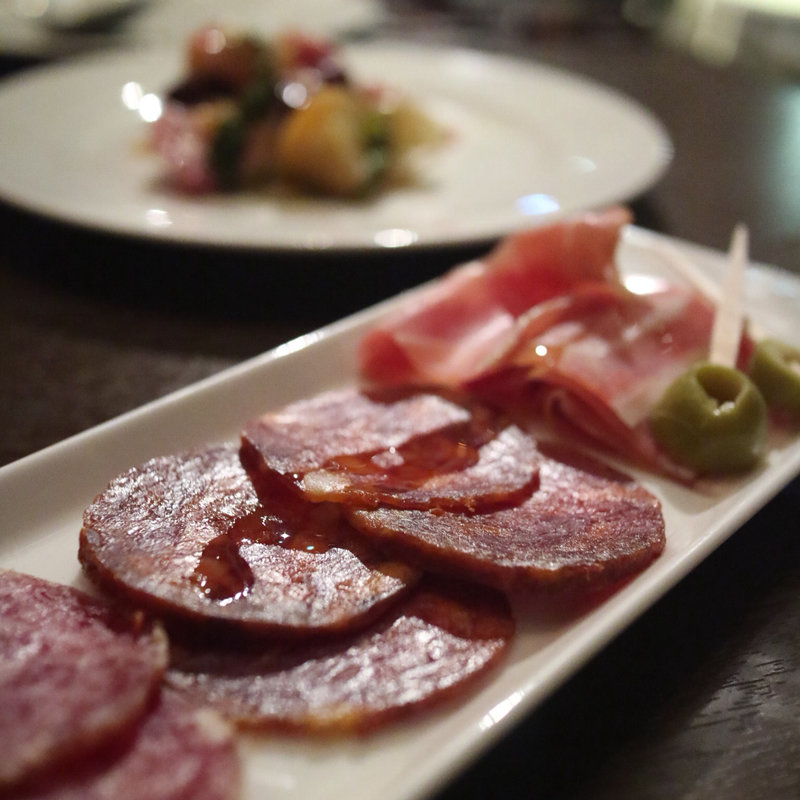 イベリコチョリソーサラミとハモンセラーノ(ブルーポイント)