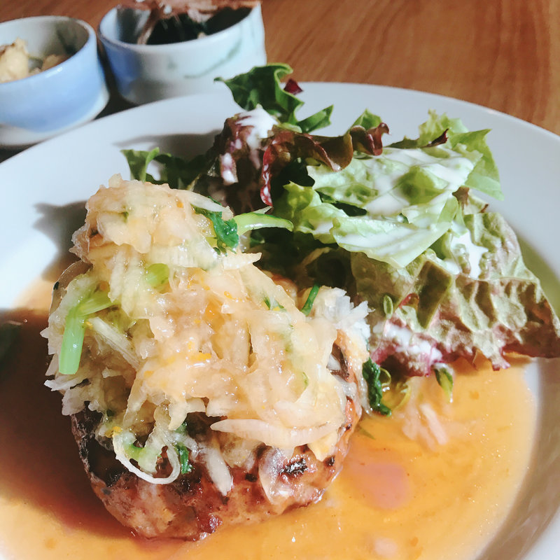 荒削り大根と春菊のせハンバーグ(Ypsilon Aoyama)