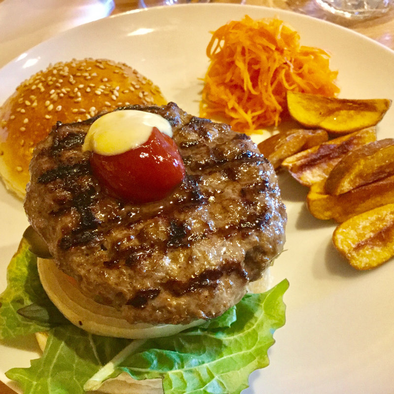 ハンバーガー(ビストロ モデスト リュクス)