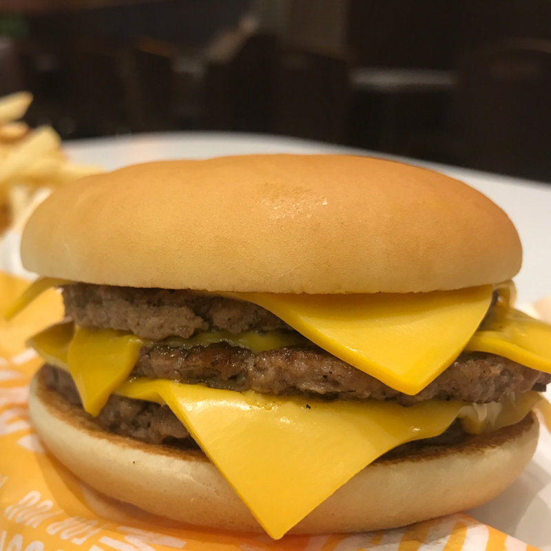 公約通りダブルチーズバーガーがトリプルに(マクドナルド 内環豊中店)