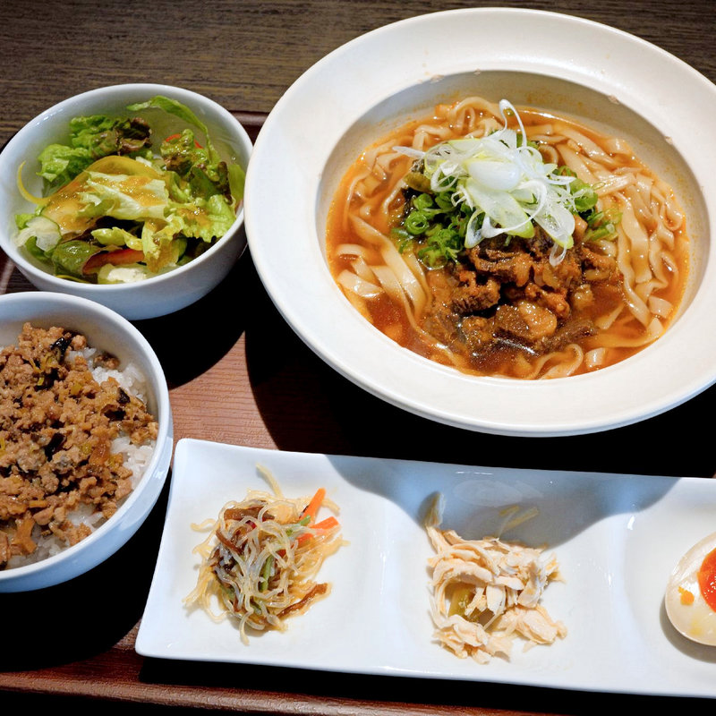 牛肉麺とそぼろご飯