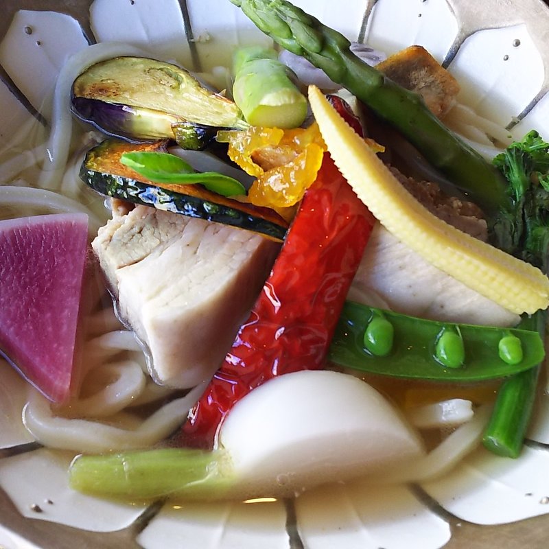 柔らかい国産豚の角煮と旬野菜のうどん　柚子のコンフィのせ(cafe  中野屋)