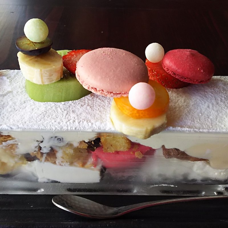 マルティニック産ラム酒のクリームと貴腐ワイン漬けのレーズン、濃厚なバニラとフランボワーズのオトナなある意味フルーツパフェ(cafe  中野屋)