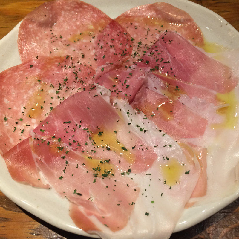 サラミと生ハムの盛り合わせ(てけてけ 赤坂見附店 )