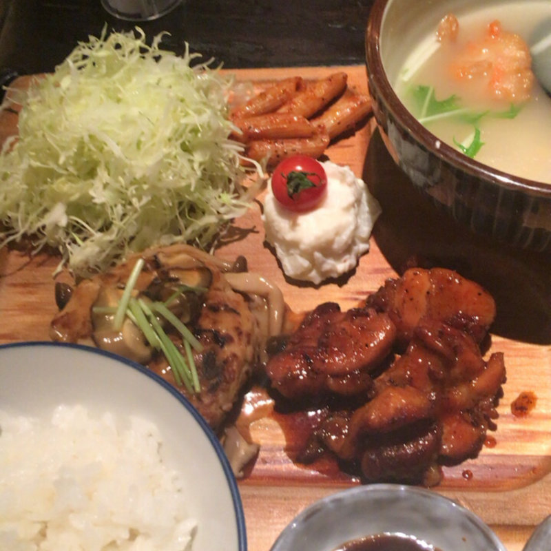 〈丸の内限定〉炭焼鶏ハンバーグと炭焼鶏もも照焼(おでん かしみん)