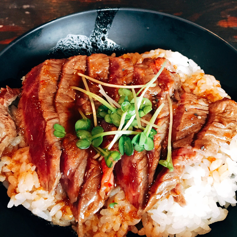 ステーキ丼(洋食工房 レッドロック 元町店)