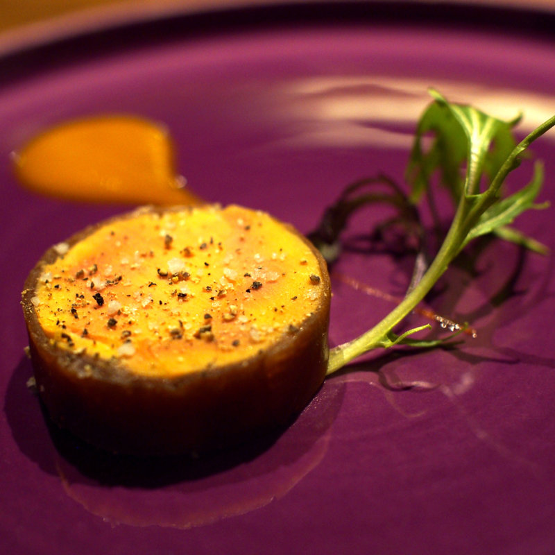 フォアグラのコンフィ 奈良漬け巻き 南国フルーツソース(Ryoriya Stephan Pantel)