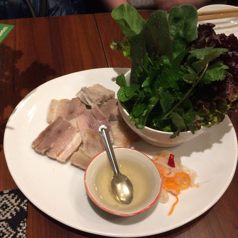 塩豚の葉っぱ巻き(亜細亜的バル Xinchao （シンチャオ）)