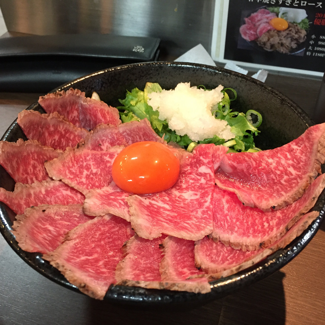 豪快な大阪ならでは 人気のローストビーフ丼を出すお店 Sarah サラ 料理メニューから探せるグルメサイト
