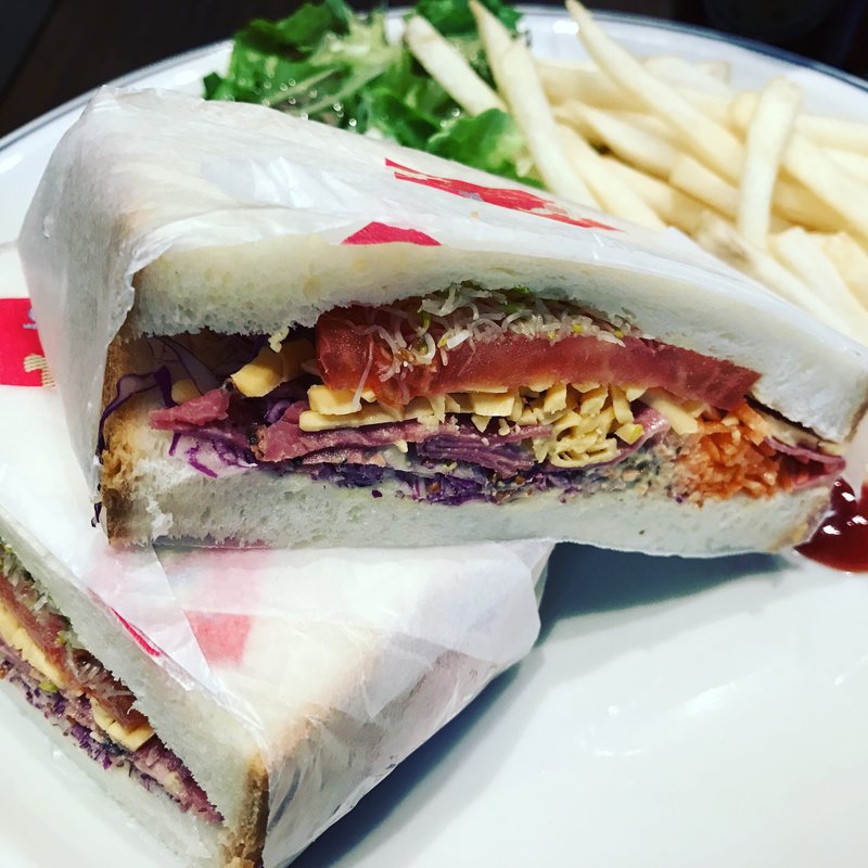 パストラミ＆チェダーチーズのサンドウィッチ(MOJA in the HOUSE Umeda(モジャ・イン・ザ・ハウス梅田))