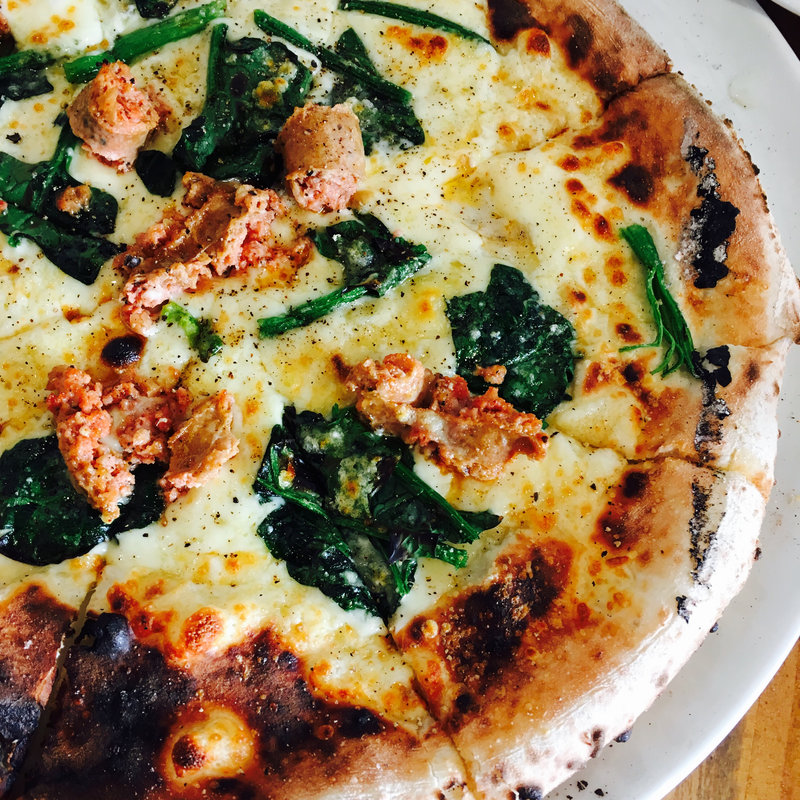 サルシッチャのピザ(ピアチェーレ)