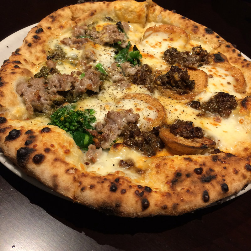 自家製レバーペースト、じゃがいもモッツァレラと群馬県産せせらぎポークのサルシッチャ、菜花、ピスタチオペースト、モッツァレラのハーフ&ハーフピザ(LEGAME)