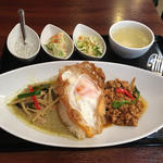 SET-1：鶏ひき肉のバジル炒め ＆ グリーンカレー(タイレストラン・ボス)