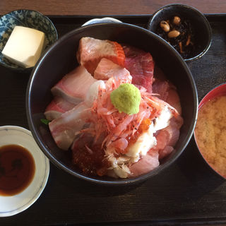 海鮮丼(魚菜はざま )