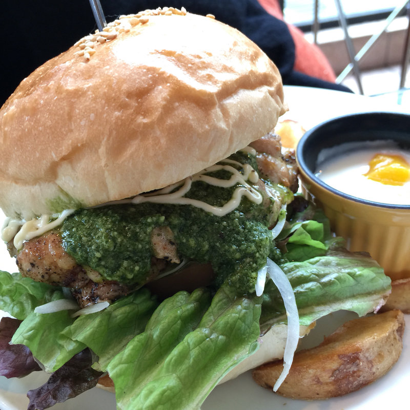 バジルとチキンのハンバーガー(エヌオーエヌ ファニチャー＆カフェ （NON FURNITURE＆CAFE）)