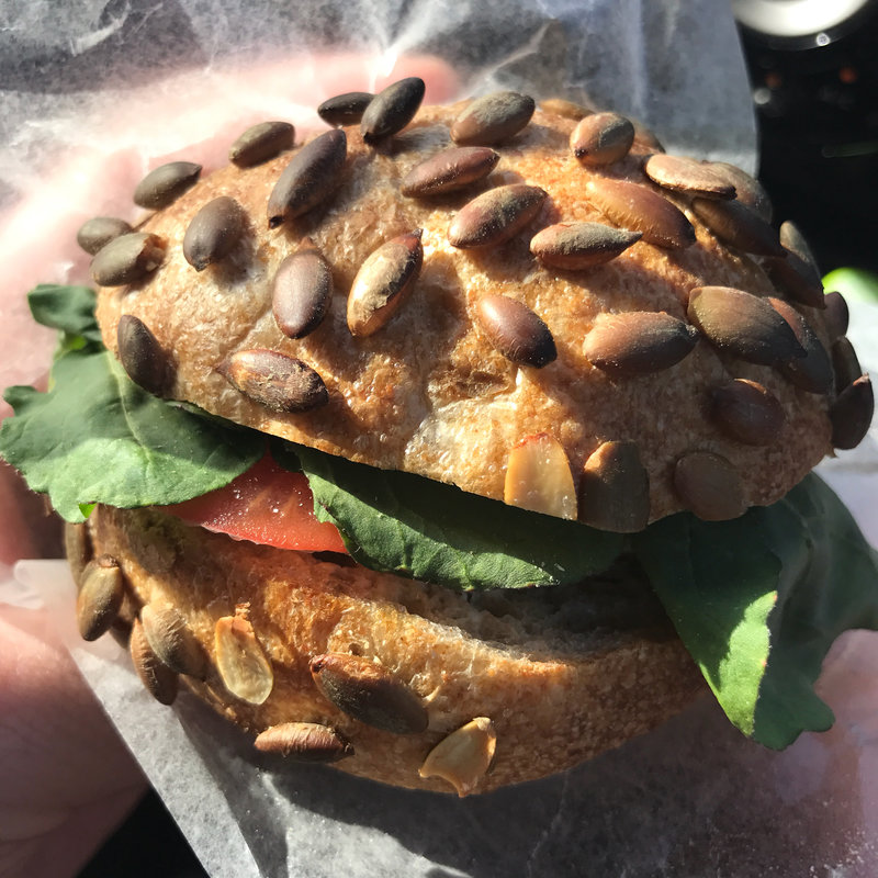 トマトとモッツァレラ　ブロートヒェン(ベッカライ・ブロートツァイト （Backerei Brotzeit）)