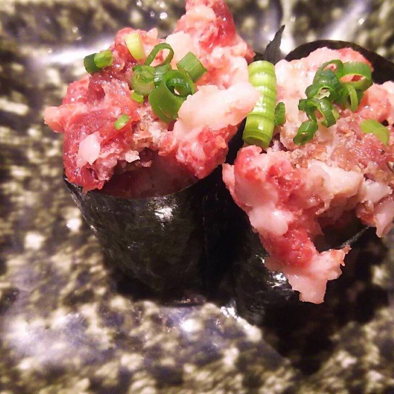 トロ馬肉のこぼれ包み寿司(加藤商店 バル肉寿司 since2010 by 炉とマタギ （バルニクスシ）)