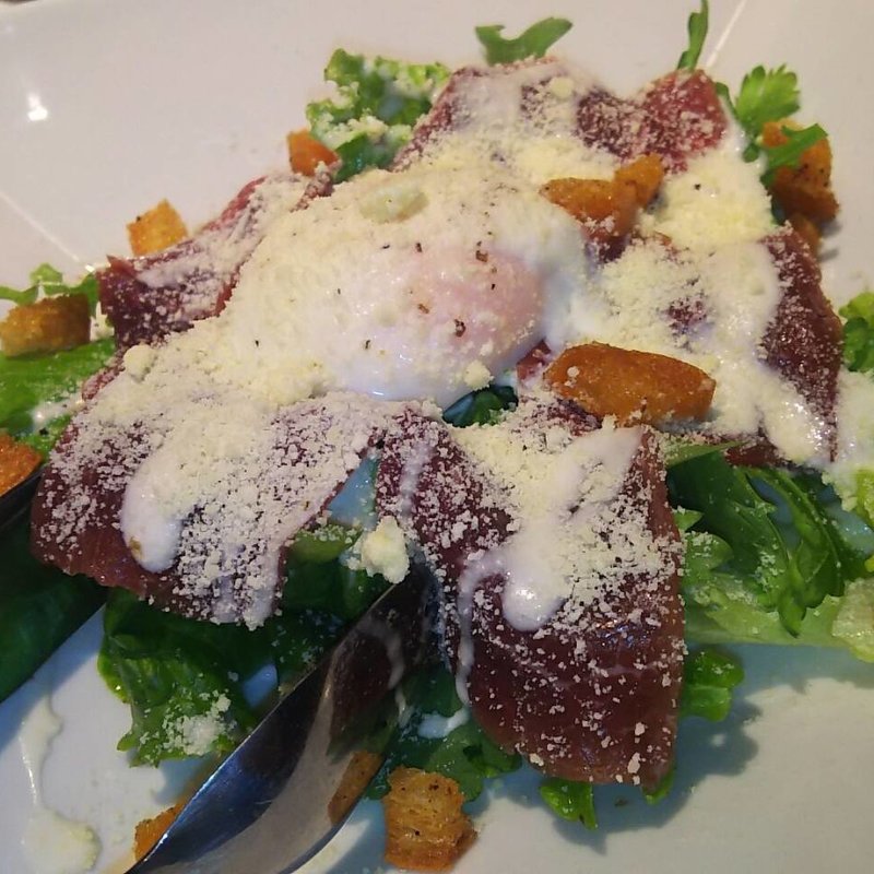 牛生ハムと野菜たっぷりシーザーサラダ(加藤商店 バル肉寿司 since2010 by 炉とマタギ （バルニクスシ）)