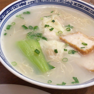 ワンタンつみれ麺(香港麺 新記)