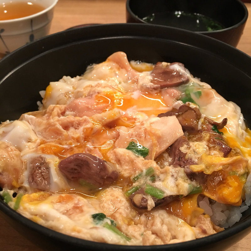 モツ入り親子丼(鳥つね自然洞 （とりつねしぜんどう）)