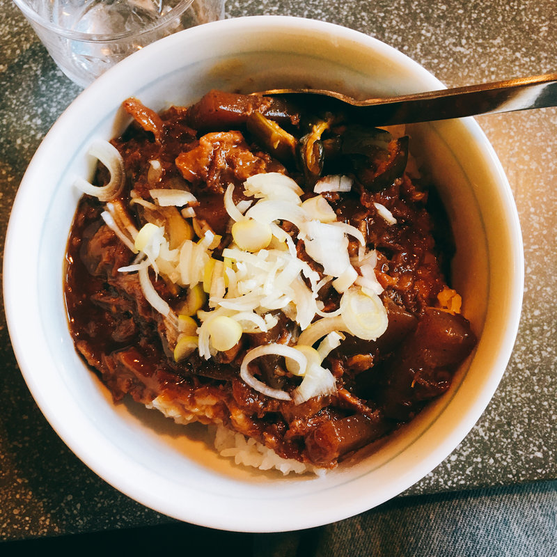牛煮込み丼(神宮前カフェ ベラミ)