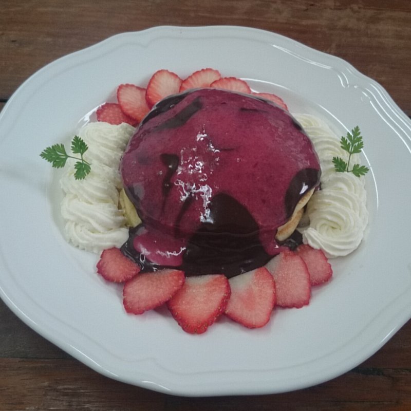 ガナッシュとフランボワーズソースでいちごのパンケーキ(カフェ スイート ブロッサム （Cafe Sweet blossom）)