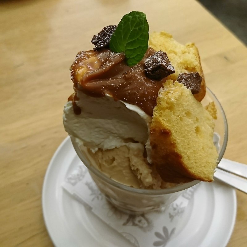 キャラメルシフォンとコーヒーゼリーパフェ(ワンルームカフェ （one room cafe）)