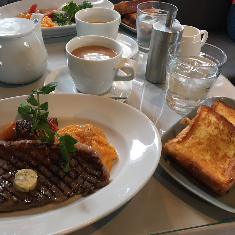 サーロインステーキスクランブルエッグ又は目玉焼き ¥300(マーサーブランチ)