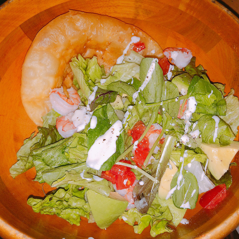 海老とアボカドのトスタダスサラダ(コモド キャンティーナ)