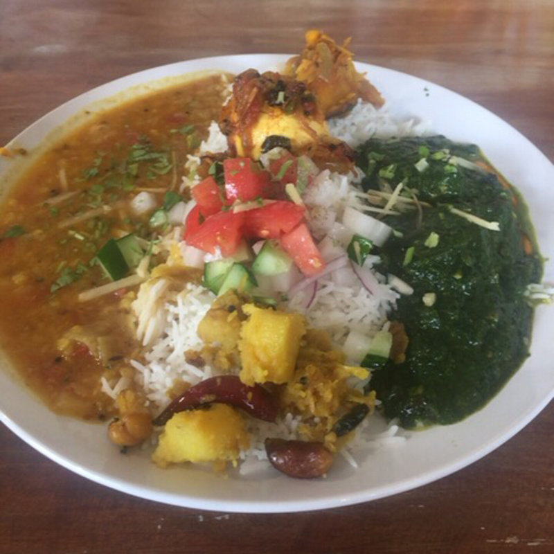 サグチキンとベジタリアンターリーのあいがけ+マサラ玉子(ガネーシュ m 北浜店 （ガネーシュ エム）)