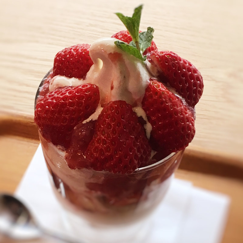 いちごのパフェ(ハナウタザッカテン)