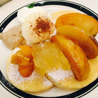 焼きリンゴと紅茶クリームのパンケーキ(gram ミント神戸店)