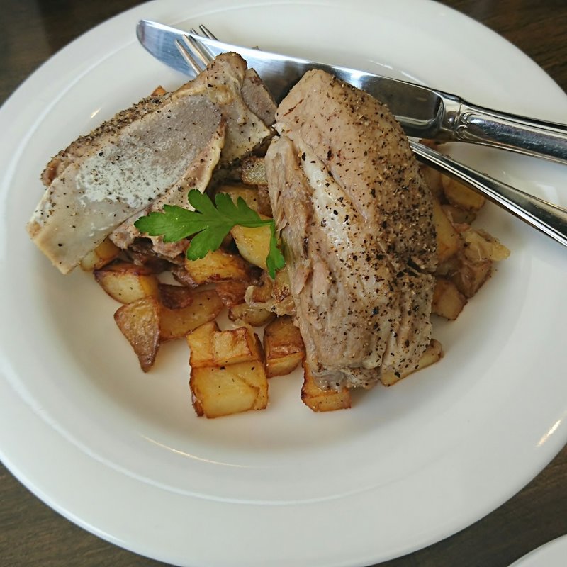 スペアリブのグリル　ジャーマンポテト(イタリアンレストラン 福生のビール小屋)