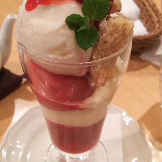 苺のクッキークランブルパフェ(アフタヌーンティー・ティールーム　 阪急うめだ本店 )