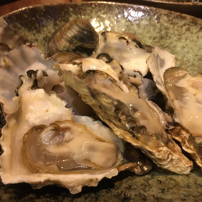 牡蠣とハマグリの炉端焼き(上人橋酒場 とと)