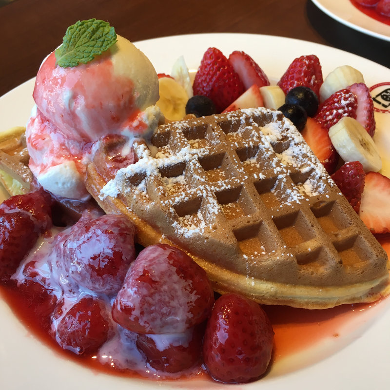 たっぷり苺のワッフルset(UCCカフェプラザ 明石駅前店)