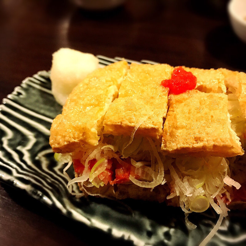 名物ジャンボ油揚げ（ねぎ明太子）(東京へぎそば 匠 中目黒本店)