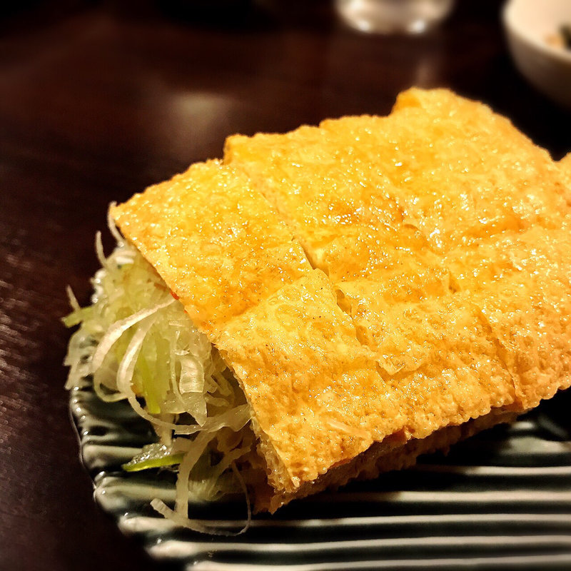 名物ジャンボ油揚げ（ねぎ納豆）(東京へぎそば 匠 中目黒本店)