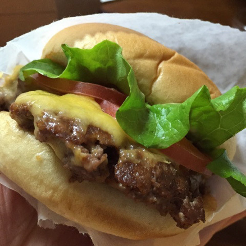 バーガー(シェイクシャック外苑いちょう並木店)